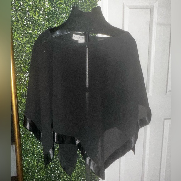 Another Thyme black sheer cape size XL - Picture 4 of 8